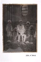 藏品(男子與四孩童合照玻璃底片)的圖片