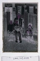 藏品(男子與四孩童合照玻璃底片)的圖片