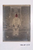 藏品(坐於門前的婦人玻璃底片)的圖片