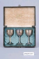 藏品(荒井商店製昭和13年虎尾郡防風林造成紀念盒裝鍍銀銅杯)的圖片