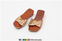 藏品(白地緹花織帶女用木屐)的圖片