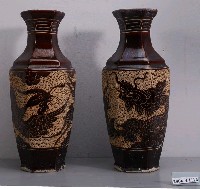 藏品(鶯歌窯燒褐釉剔花龍鳳六角花瓶對組)的圖片