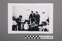 藏品(陳拱北攜外賓參觀公共衛生教學示範中心門診部)的圖片