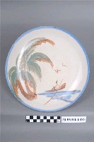 藏品(手繪彩釉椰樹小船圖圓盤)的圖片