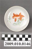 藏品(印繪紅釉金魚紋圓盤)的圖片