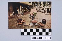 藏品(阿美族婦女的陶器製作)的圖片