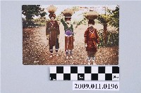 藏品(用陶壺取水搬運的阿美族婦女)的圖片