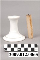 藏品(丸和製短立柱白瓷燭臺)的圖片