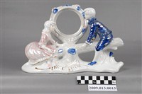 藏品(珠光彩釉西洋男女蹺蹺板時鐘飾框)的圖片