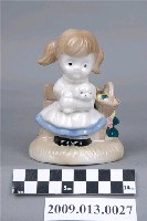藏品(彩繪女孩抱狗陶瓷玩偶)的圖片