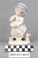 藏品(彩繪女孩與鼠陶瓷玩偶)的圖片