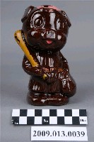 藏品(臺灣鶯歌窯褐釉擬人豬型存錢筒)的圖片