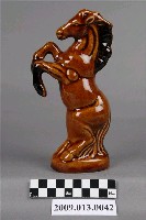 藏品(臺灣鶯歌窯褐釉躍馬裝飾陶瓷)的圖片