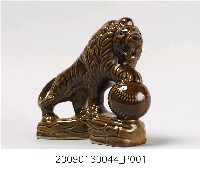 藏品(臺灣鶯歌窯褐釉公獅戲球裝飾陶瓷)的圖片