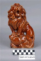 藏品(臺灣鶯歌窯褐釉公獅裝飾陶瓷)的圖片