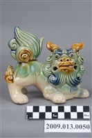 藏品(臺灣鶯歌窯三彩戲獅擺飾)的圖片