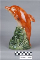 藏品(臺灣鶯歌窯褐綠釉海豚造型存錢筒)的圖片