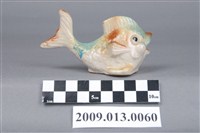 藏品(臺灣鶯歌窯白瓷彩繪金魚造型裝飾陶瓷)的圖片