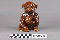 藏品(臺灣鶯歌窯褐持桃猴子造型裝飾陶瓷)的圖片