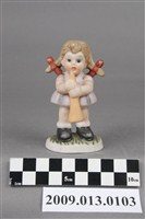 藏品(彩繪吹奏喇叭雙辮女孩瓷偶)的圖片