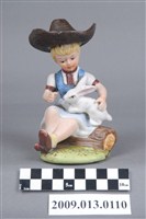 藏品(彩繪女孩與兔子陶瓷玩偶)的圖片