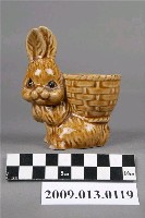 藏品(鶯歌窯褐釉兔背籃燭臺)的圖片