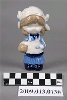 藏品(青花提籃女孩陶瓷玩偶)的圖片