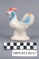 藏品(臺灣鶯歌窯白瓷彩繪公雞造型裝飾陶瓷)的圖片