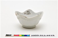 藏品(白瓷紅釉印花壽字紋花口碟)的圖片