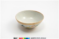 藏品(彩瓷黃閃光釉花蝶壽字紋碗)的圖片