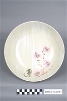 藏品(淡綠釉彩繪梅花紋碗)的圖片