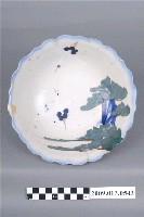 藏品(彩繪雙鶴綠樹紋菱花口碗)的圖片