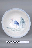 藏品(彩繪丹頂鶴綠樹紋菱花口碗)的圖片