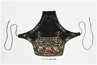 藏品(黑色地彩繡牡丹飛鳳下端寬形附綁帶肚兜)的圖片
