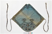 藏品(藍色地彩繡花卉蝴蝶紋附綁帶菱形肚兜)的圖片