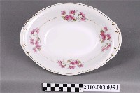 藏品(轉印白瓷粉紅釉花卉紋折沿盤)的圖片