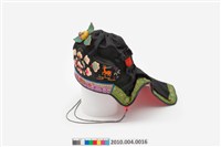 藏品(黑綢地柿球頂彩繡牡丹風帽)的圖片
