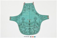 藏品(藍色地彩繡花卉龜鹿紋下端寬形肚兜)的圖片