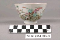 藏品(彩繪花草蝴蝶瓷杯)的圖片