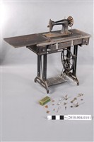 藏品(美國製勝家牌機械腳踏式縫紉機組)的圖片