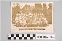 藏品(苗栗縣竹南國民學校二年丁班師生合照)的圖片