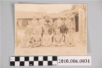 藏品(臺灣總督府勤行報國青年隊專業訓練所故中隊長小隊長及指導員合照)的圖片