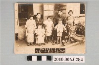 藏品(宿舍前家族寫真留影照)的圖片