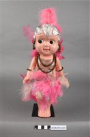 藏品(粉紅羽飾銀髮小女孩玩偶)的圖片