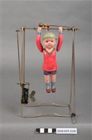 藏品(單槓男孩發條玩具)的圖片