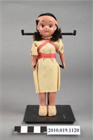 藏品(黃色服飾女孩玩偶)的圖片