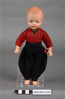 藏品(紅衣黑褲男孩玩偶)的圖片