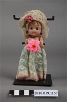 藏品(金髮藍眼捧花女孩玩偶)的圖片