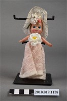 藏品(金髮藍眼捧花女孩玩偶)的圖片