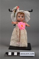 藏品(金髮藍眼捧花女孩玩偶)的圖片